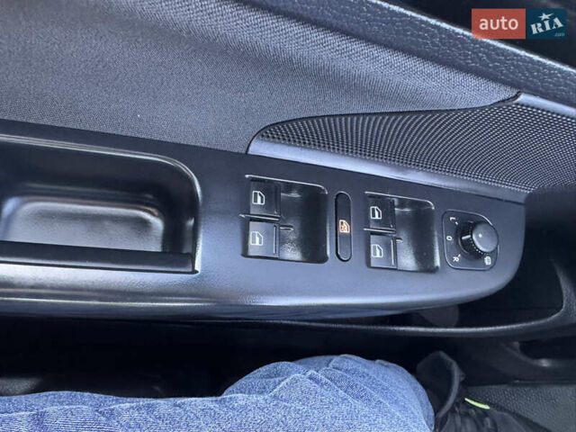 Черный Фольксваген Гольф, объемом двигателя 1.6 л и пробегом 235 тыс. км за 8800 $, фото 39 на Automoto.ua