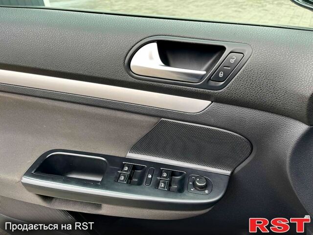 Черный Фольксваген Гольф, объемом двигателя 1.2 л и пробегом 217 тыс. км за 5500 $, фото 6 на Automoto.ua