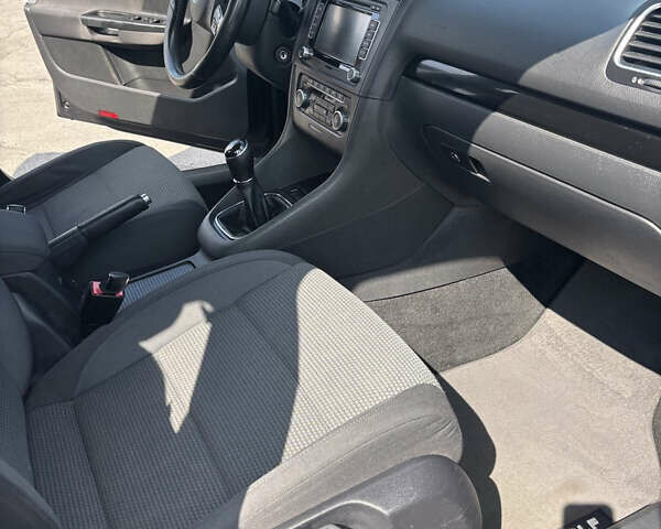 Черный Фольксваген Гольф, объемом двигателя 1.6 л и пробегом 300 тыс. км за 8200 $, фото 9 на Automoto.ua