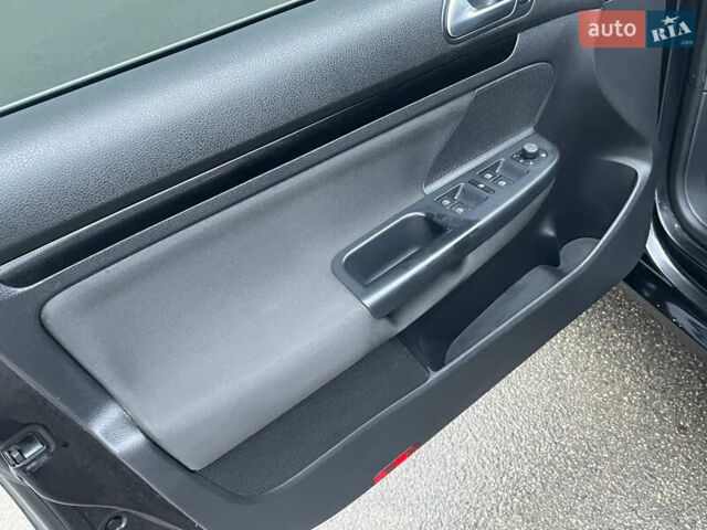 Чорний Фольксваген Гольф, об'ємом двигуна 1.6 л та пробігом 300 тис. км за 6999 $, фото 16 на Automoto.ua