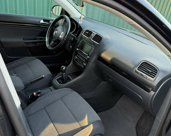 Черный Фольксваген Гольф, объемом двигателя 1.6 л и пробегом 300 тыс. км за 8200 $, фото 12 на Automoto.ua