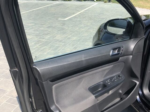 Черный Фольксваген Гольф, объемом двигателя 1.4 л и пробегом 280 тыс. км за 7600 $, фото 4 на Automoto.ua