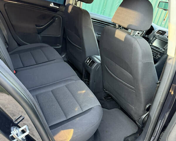 Черный Фольксваген Гольф, объемом двигателя 1.6 л и пробегом 300 тыс. км за 8200 $, фото 13 на Automoto.ua