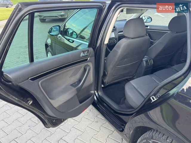 Черный Фольксваген Гольф, объемом двигателя 1.6 л и пробегом 235 тыс. км за 8800 $, фото 41 на Automoto.ua