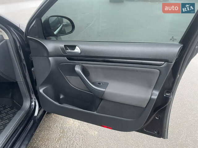 Чорний Фольксваген Гольф, об'ємом двигуна 1.6 л та пробігом 300 тис. км за 6999 $, фото 6 на Automoto.ua