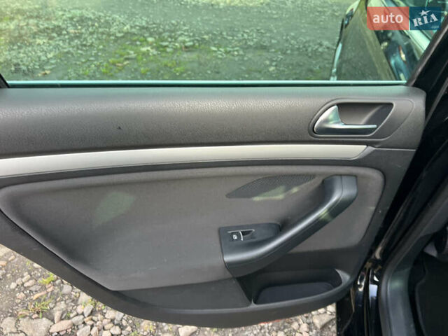 Черный Фольксваген Гольф, объемом двигателя 1.4 л и пробегом 243 тыс. км за 7950 $, фото 14 на Automoto.ua