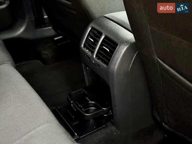 Чорний Фольксваген Гольф, об'ємом двигуна 2 л та пробігом 220 тис. км за 9699 $, фото 58 на Automoto.ua