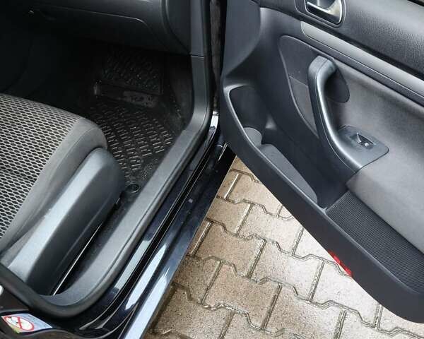 Черный Фольксваген Гольф, объемом двигателя 1.6 л и пробегом 276 тыс. км за 8200 $, фото 11 на Automoto.ua