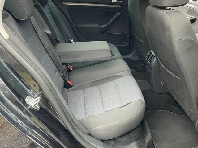 Черный Фольксваген Гольф, объемом двигателя 1.6 л и пробегом 225 тыс. км за 8250 $, фото 8 на Automoto.ua