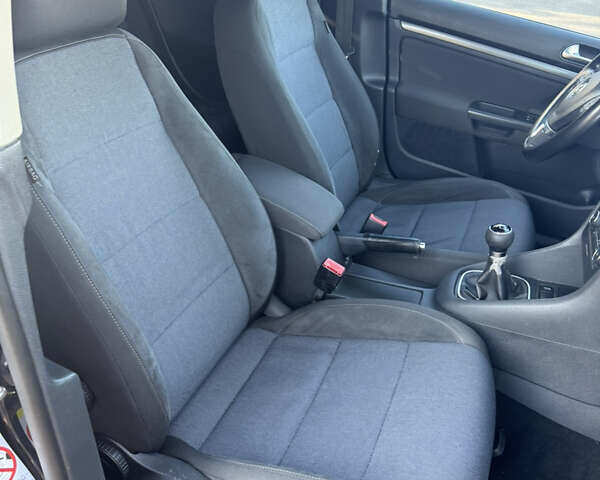 Черный Фольксваген Гольф, объемом двигателя 1.6 л и пробегом 203 тыс. км за 8300 $, фото 28 на Automoto.ua