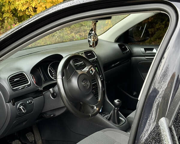 Черный Фольксваген Гольф, объемом двигателя 1.39 л и пробегом 220 тыс. км за 8600 $, фото 16 на Automoto.ua