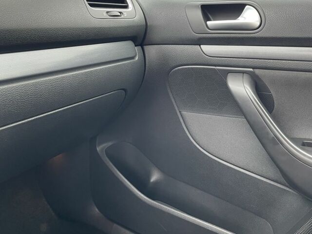 Черный Фольксваген Гольф, объемом двигателя 1.6 л и пробегом 225 тыс. км за 8250 $, фото 11 на Automoto.ua