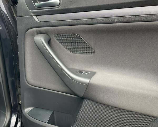 Черный Фольксваген Гольф, объемом двигателя 1.6 л и пробегом 224 тыс. км за 8300 $, фото 23 на Automoto.ua