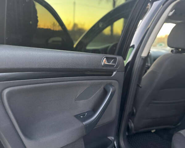 Черный Фольксваген Гольф, объемом двигателя 2 л и пробегом 240 тыс. км за 8600 $, фото 16 на Automoto.ua