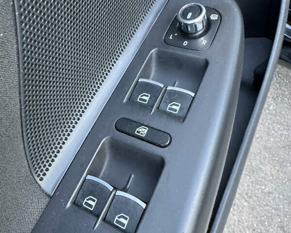 Черный Фольксваген Гольф, объемом двигателя 1.6 л и пробегом 203 тыс. км за 8300 $, фото 18 на Automoto.ua