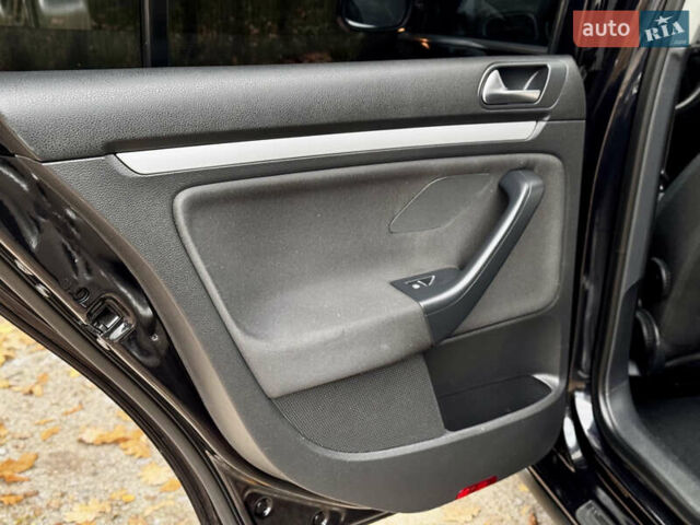 Чорний Фольксваген Гольф, об'ємом двигуна 2 л та пробігом 220 тис. км за 9699 $, фото 59 на Automoto.ua