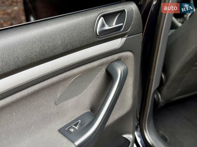 Чорний Фольксваген Гольф, об'ємом двигуна 2 л та пробігом 220 тис. км за 9699 $, фото 60 на Automoto.ua