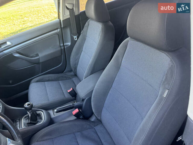 Черный Фольксваген Гольф, объемом двигателя 1.6 л и пробегом 203 тыс. км за 8300 $, фото 11 на Automoto.ua