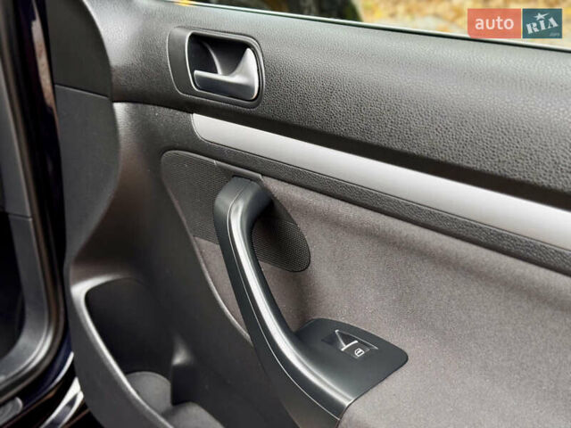 Чорний Фольксваген Гольф, об'ємом двигуна 2 л та пробігом 220 тис. км за 9699 $, фото 42 на Automoto.ua