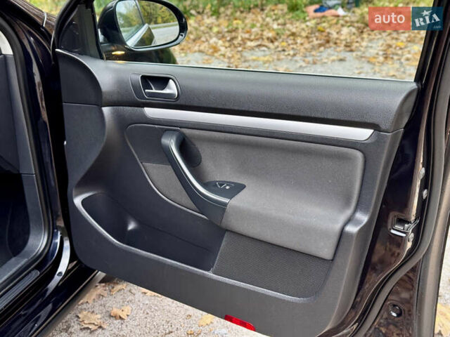 Чорний Фольксваген Гольф, об'ємом двигуна 2 л та пробігом 220 тис. км за 9699 $, фото 41 на Automoto.ua