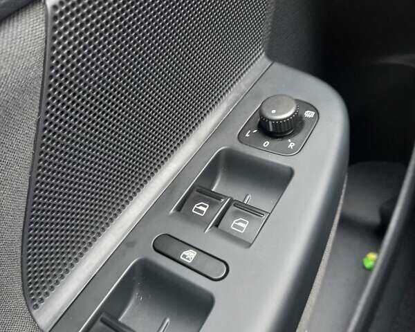 Черный Фольксваген Гольф, объемом двигателя 1.6 л и пробегом 273 тыс. км за 9200 $, фото 14 на Automoto.ua