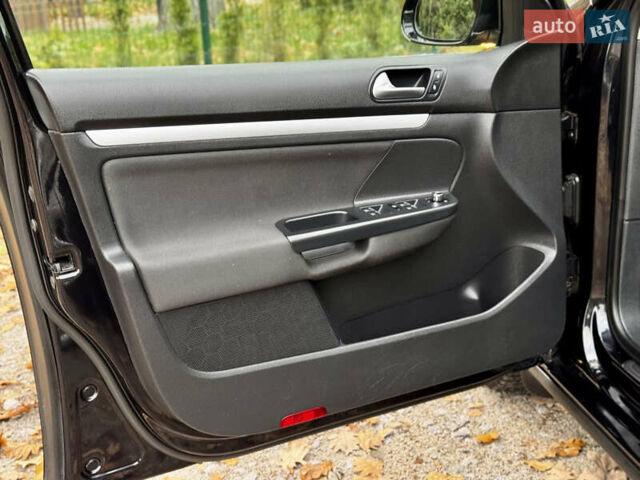 Чорний Фольксваген Гольф, об'ємом двигуна 2 л та пробігом 220 тис. км за 9699 $, фото 30 на Automoto.ua