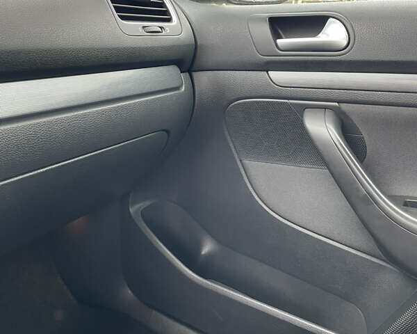 Черный Фольксваген Гольф, объемом двигателя 1.6 л и пробегом 224 тыс. км за 8300 $, фото 28 на Automoto.ua