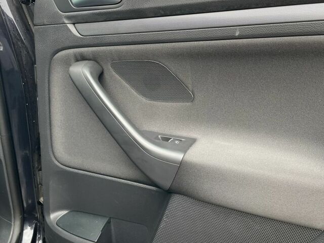 Черный Фольксваген Гольф, объемом двигателя 1.6 л и пробегом 225 тыс. км за 8250 $, фото 14 на Automoto.ua