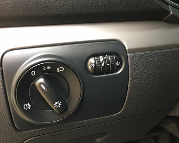 Черный Фольксваген Гольф, объемом двигателя 1.2 л и пробегом 298 тыс. км за 6600 $, фото 5 на Automoto.ua