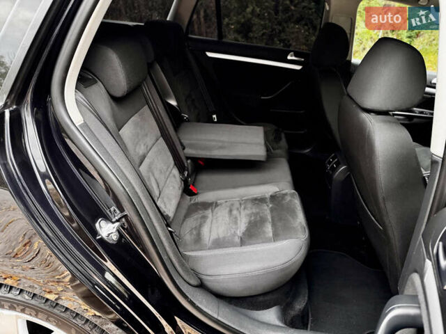 Чорний Фольксваген Гольф, об'ємом двигуна 2 л та пробігом 220 тис. км за 9699 $, фото 57 на Automoto.ua