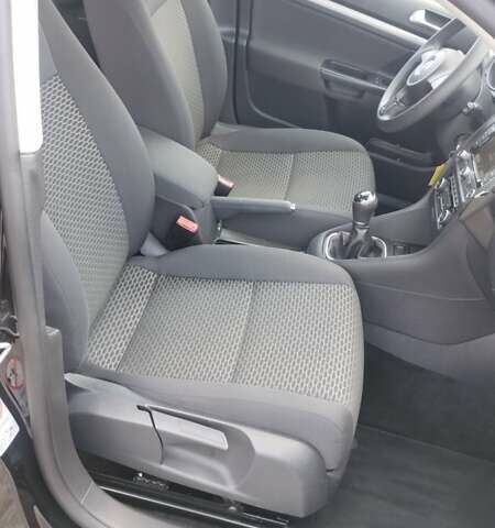 Черный Фольксваген Гольф, объемом двигателя 1.6 л и пробегом 237 тыс. км за 7900 $, фото 20 на Automoto.ua