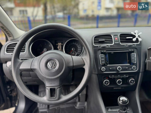 Черный Фольксваген Гольф, объемом двигателя 1.6 л и пробегом 325 тыс. км за 7300 $, фото 20 на Automoto.ua