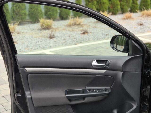 Черный Фольксваген Гольф, объемом двигателя 1.6 л и пробегом 248 тыс. км за 8150 $, фото 7 на Automoto.ua