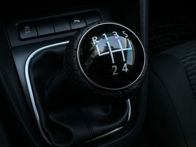 Черный Фольксваген Гольф, объемом двигателя 1.6 л и пробегом 245 тыс. км за 7900 $, фото 10 на Automoto.ua