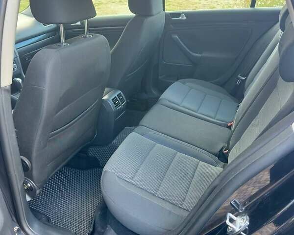 Черный Фольксваген Гольф, объемом двигателя 1.6 л и пробегом 276 тыс. км за 9200 $, фото 27 на Automoto.ua