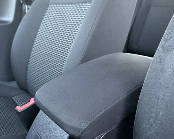 Черный Фольксваген Гольф, объемом двигателя 1.6 л и пробегом 277 тыс. км за 8200 $, фото 44 на Automoto.ua