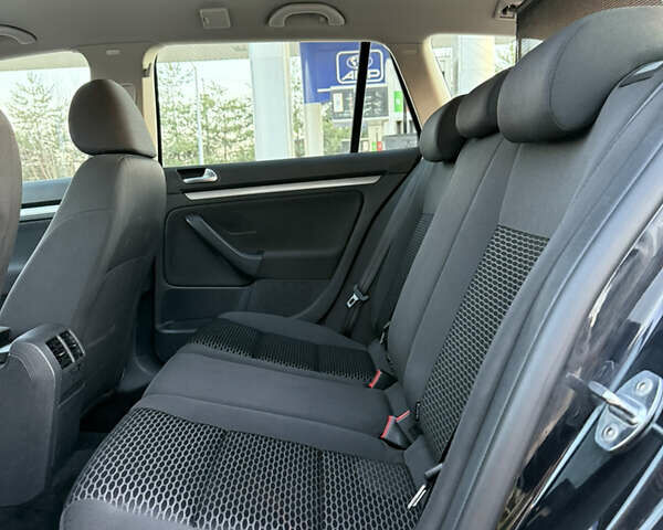 Черный Фольксваген Гольф, объемом двигателя 1.6 л и пробегом 277 тыс. км за 8200 $, фото 57 на Automoto.ua