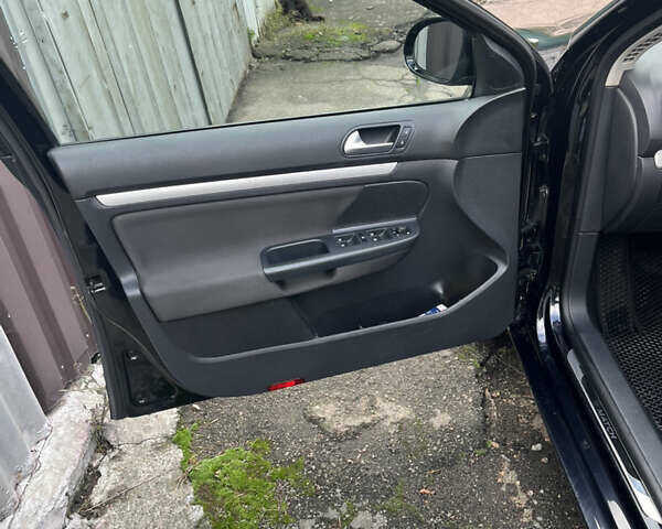 Черный Фольксваген Гольф, объемом двигателя 1.6 л и пробегом 330 тыс. км за 7650 $, фото 5 на Automoto.ua