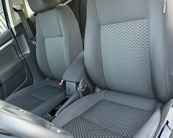 Черный Фольксваген Гольф, объемом двигателя 1.6 л и пробегом 277 тыс. км за 8200 $, фото 65 на Automoto.ua