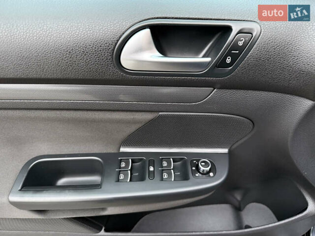 Черный Фольксваген Гольф, объемом двигателя 1.2 л и пробегом 178 тыс. км за 6500 $, фото 18 на Automoto.ua