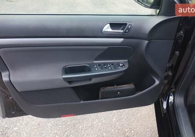 Черный Фольксваген Гольф, объемом двигателя 1.6 л и пробегом 237 тыс. км за 7900 $, фото 25 на Automoto.ua