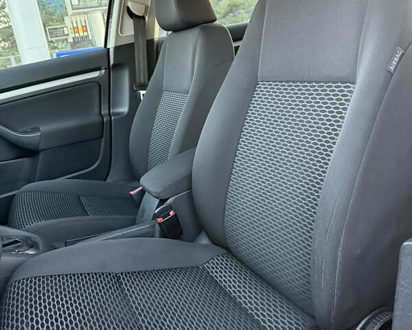 Черный Фольксваген Гольф, объемом двигателя 1.6 л и пробегом 277 тыс. км за 8200 $, фото 45 на Automoto.ua