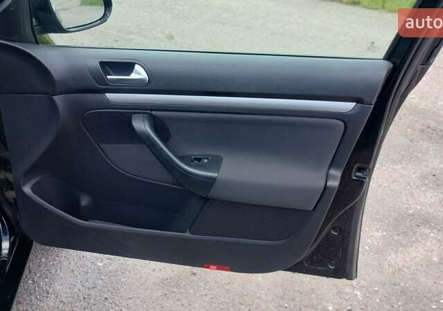 Черный Фольксваген Гольф, объемом двигателя 1.6 л и пробегом 237 тыс. км за 7900 $, фото 27 на Automoto.ua