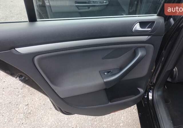 Черный Фольксваген Гольф, объемом двигателя 1.6 л и пробегом 237 тыс. км за 7900 $, фото 24 на Automoto.ua