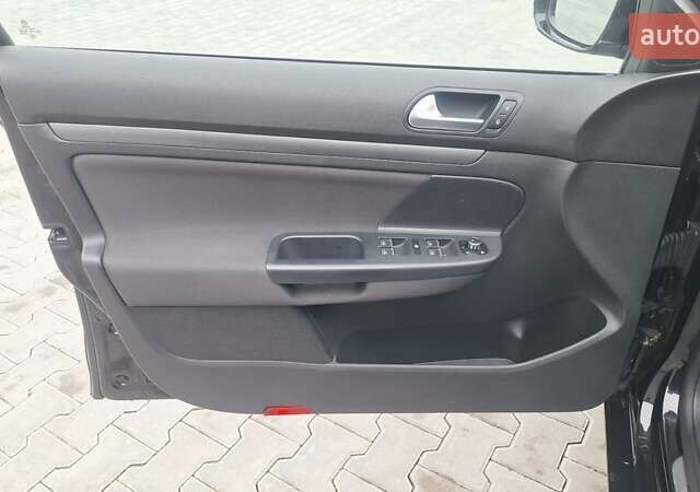 Черный Фольксваген Гольф, объемом двигателя 1.2 л и пробегом 209 тыс. км за 7400 $, фото 19 на Automoto.ua