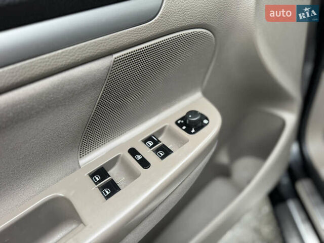 Черный Фольксваген Гольф, объемом двигателя 1.6 л и пробегом 284 тыс. км за 5900 $, фото 10 на Automoto.ua