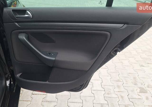 Черный Фольксваген Гольф, объемом двигателя 1.2 л и пробегом 209 тыс. км за 7650 $, фото 31 на Automoto.ua