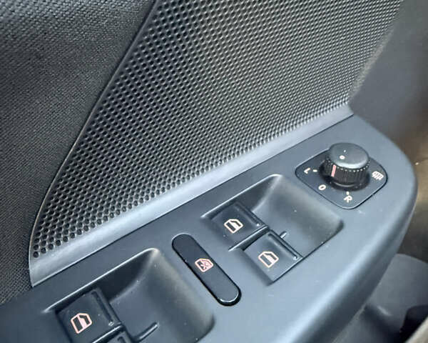 Черный Фольксваген Гольф, объемом двигателя 1.6 л и пробегом 277 тыс. км за 8200 $, фото 29 на Automoto.ua