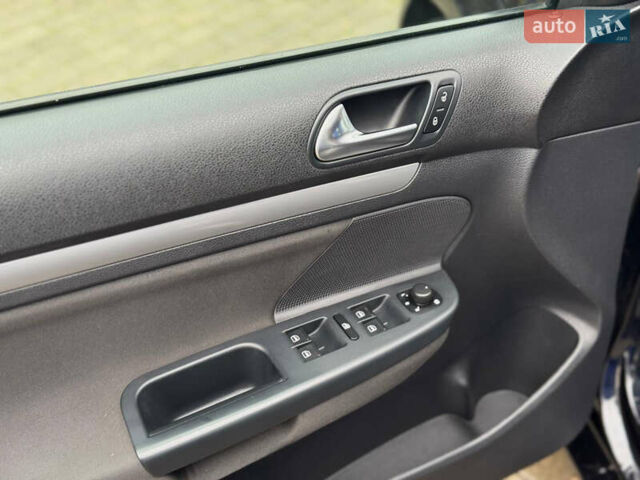 Черный Фольксваген Гольф, объемом двигателя 1.6 л и пробегом 325 тыс. км за 7300 $, фото 14 на Automoto.ua