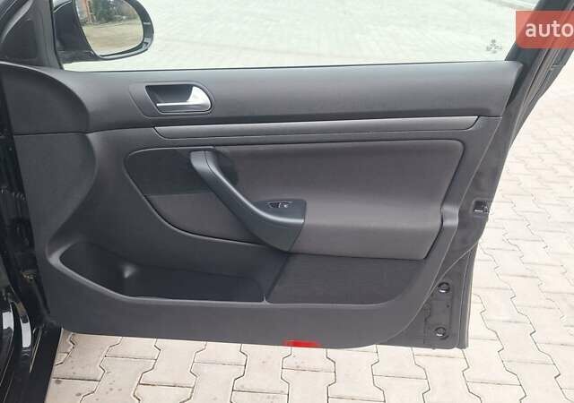 Черный Фольксваген Гольф, объемом двигателя 1.2 л и пробегом 209 тыс. км за 7650 $, фото 36 на Automoto.ua